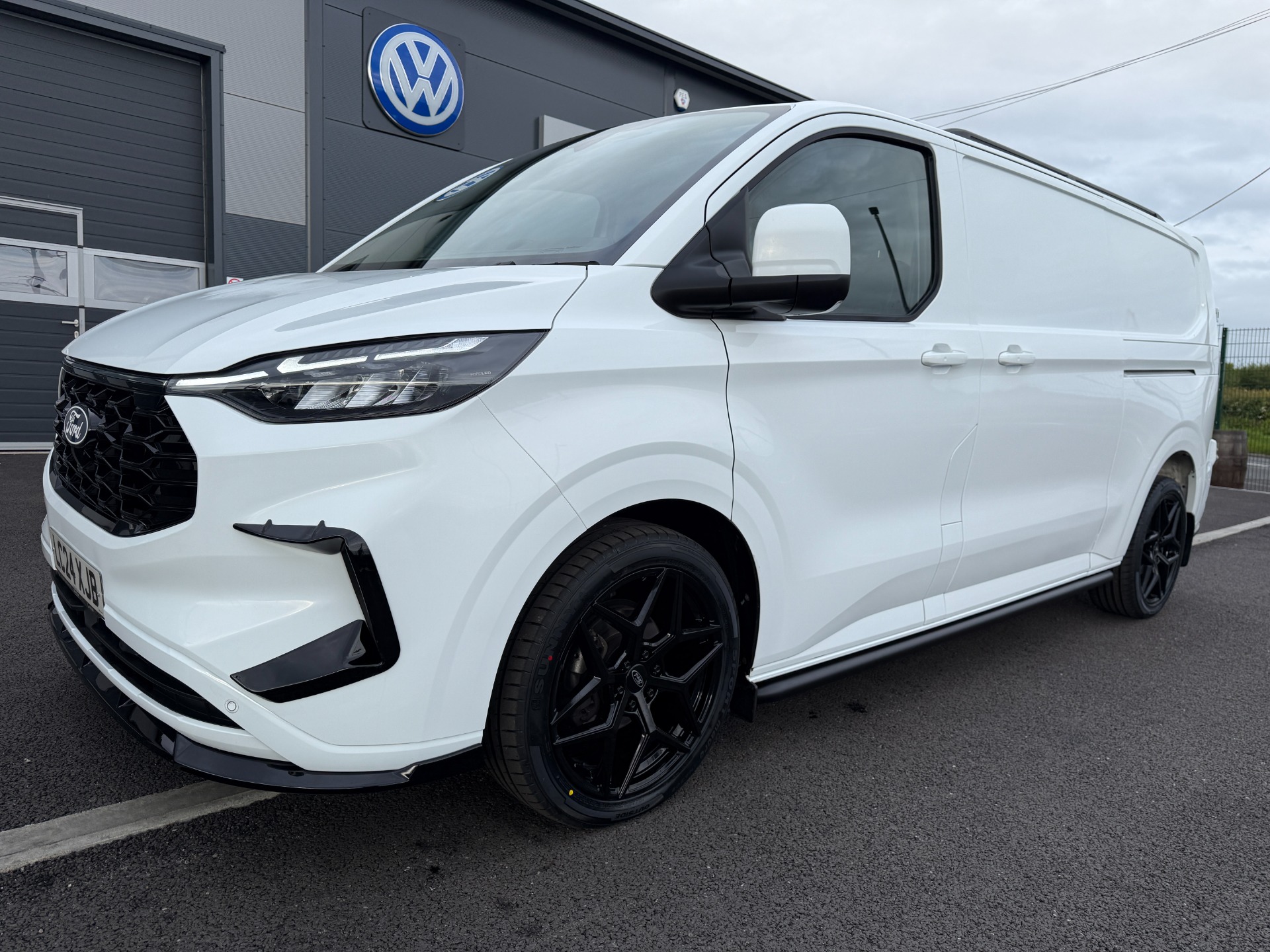 Ford Transit Custom 2.0 300 EcoBlue Limited Panel Van 5dr Diesel Auto L2 H1 Euro 6 (s/s) (136 ps)