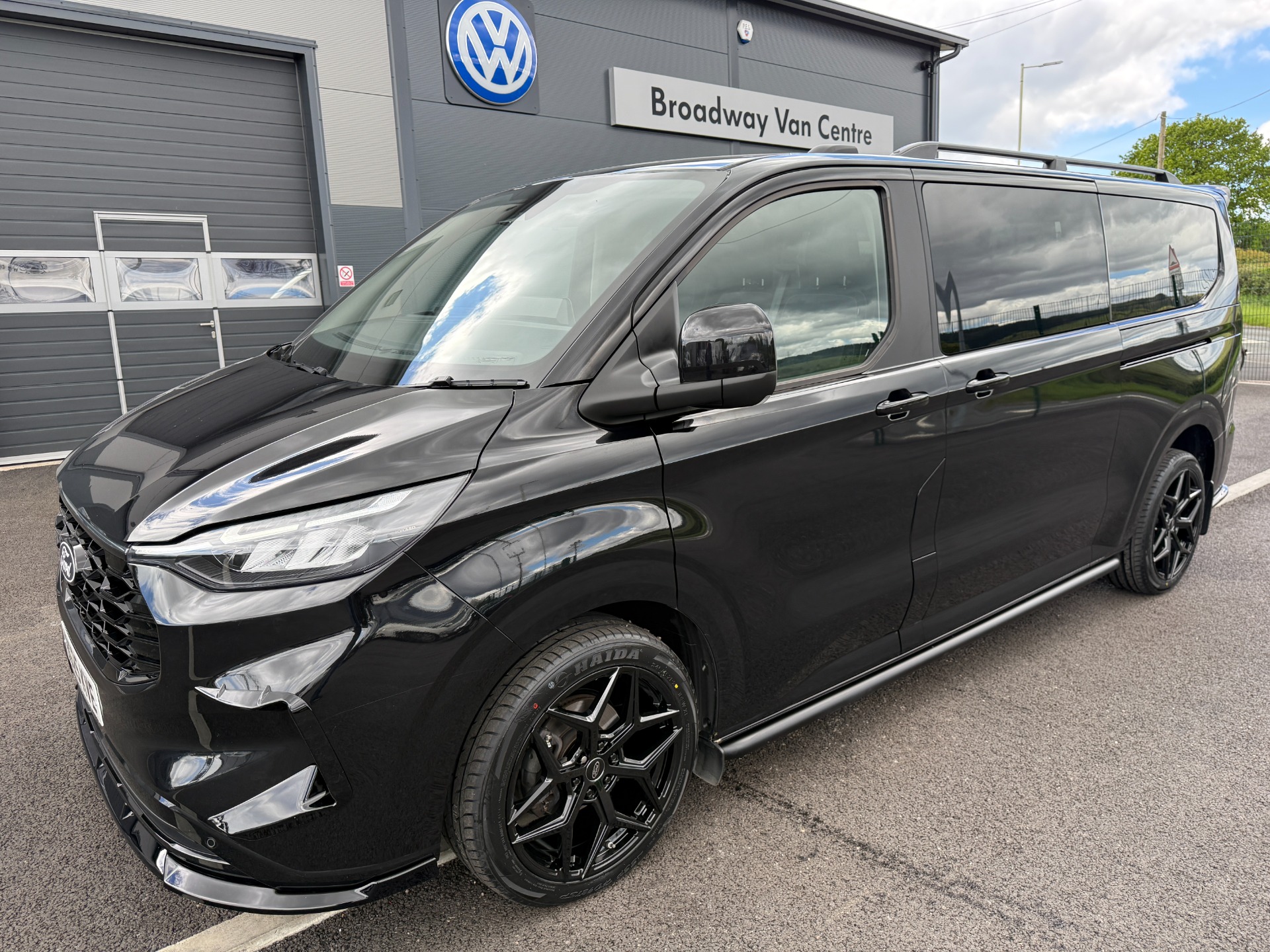 Ford Tourneo Custom 2.0 320 EcoBlue Titanium Minibus Double Cab 5dr Diesel Auto L2 Euro 6 (s/s) (170 ps)
