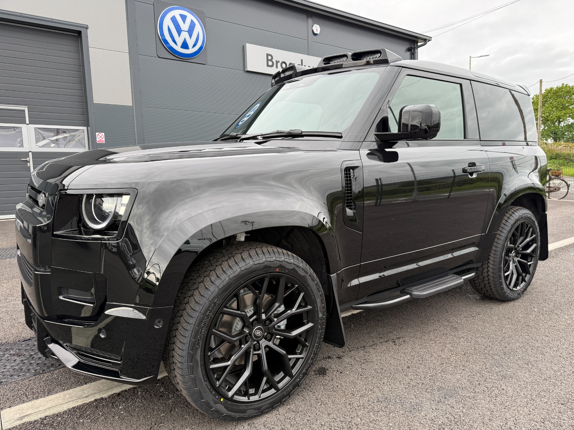 LAND ROVER DEFENDER 90 3.0 D250 MHEV HARDTOP S AUTO 4WD SWB IN SANTORINI BLACK WITH JUMP SEAT